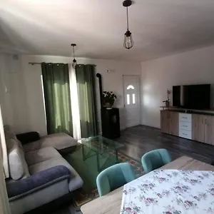 Nana Apartman